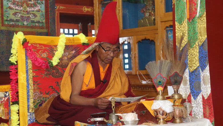 रिम्पोर्छे टुल्कु ङावाङ लप्सुम ज्यूद्धारा उपदेश दिनुहुदै