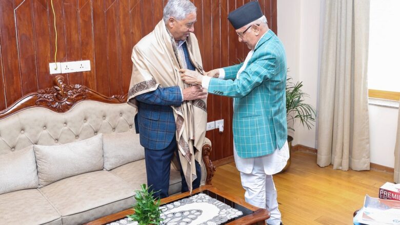 ओलीले देउवालाई दोसल्ला ओढाएर दिए जन्मदिनको शुभकामना