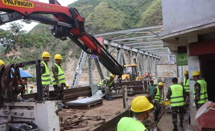 नेपाली सेनाले खुर्कोटमा सुरु गरे बेलिबृज जडान