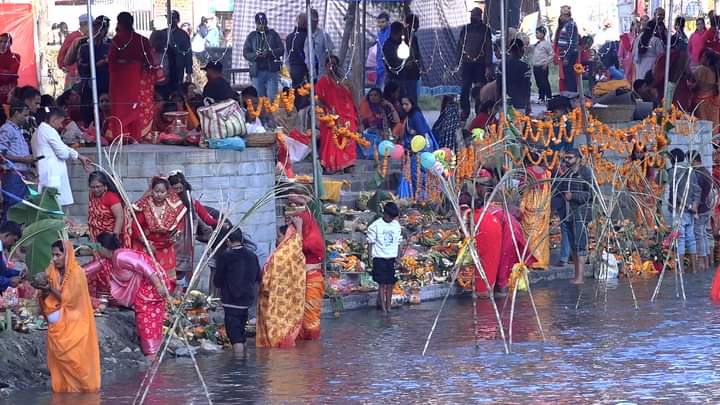 सूर्यको पूजा आराधना गरी मनाइयो छठ पर्व