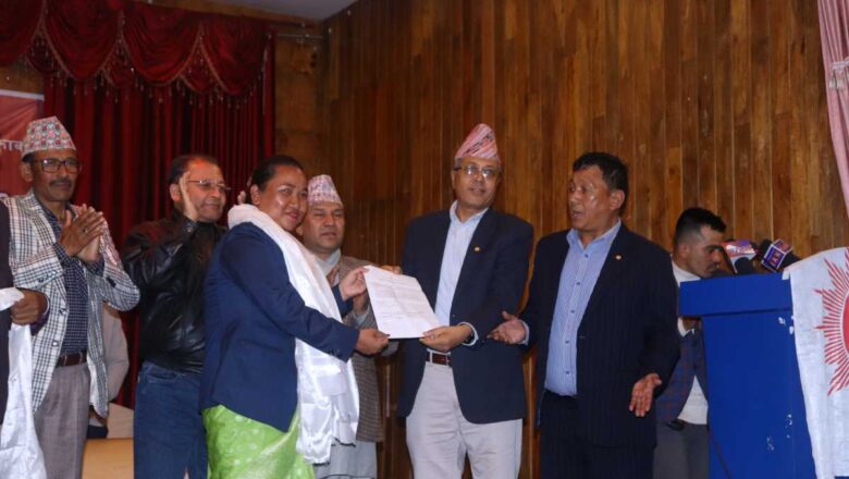 नेकपा एमालेका उम्मेदवार उमा शेर्पाले आज मनोनयनपत्र दर्ता गर्दै
