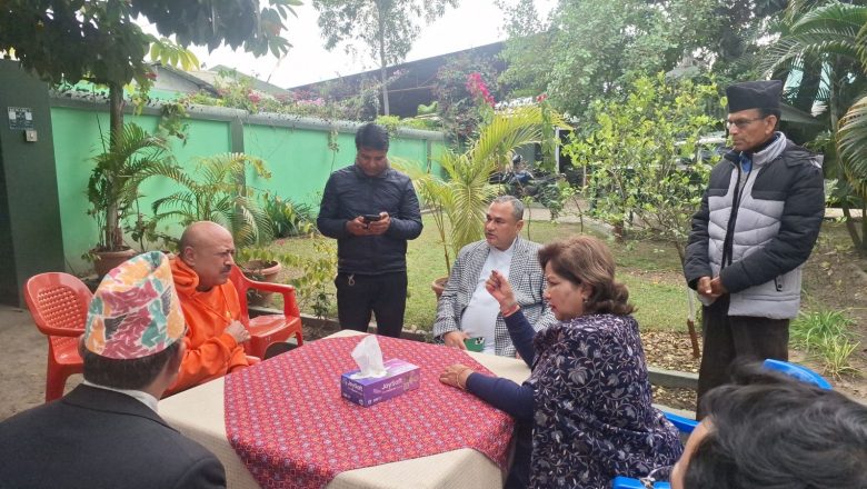 नगर प्रमुख हमालको स्वास्थ्य अवस्था बुझ्न पुग्दै विशिष्ट व्यक्ति